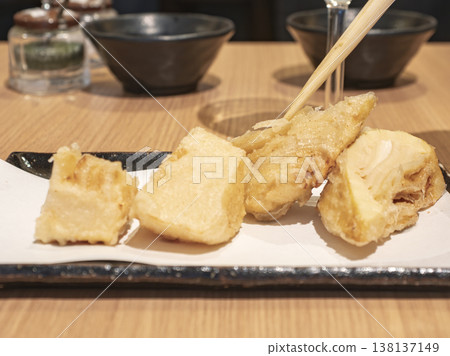 A taste of spring in one dish. Enjoy seasonal bamboo shoot tempura in Ginza. 138137149