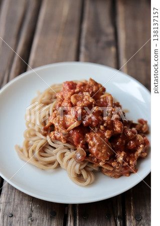 用糙米麵製作的無麩質肉醬義大利麵 138137157