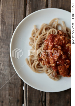 用糙米麵製作的無麩質肉醬義大利麵 用糙米麵製作的無麩質肉醬義大利麵 138137159