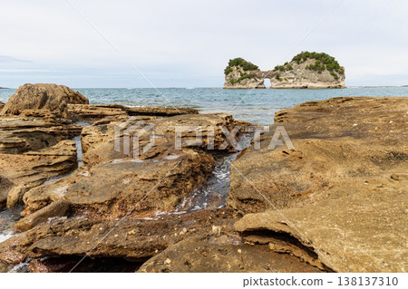 Engetsu Island, a symbol of Shirahama Town, Wakayama Prefecture Engetsu Island, a symbol of Shirahama Town, Wakayama Prefecture 138137310
