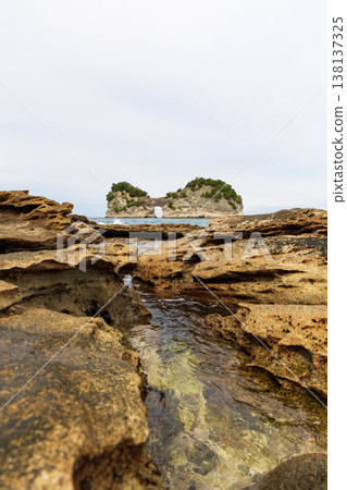 圓月島,和歌山縣白濱町的象徵 圓月島,和歌山縣白濱町的象徵 138137325