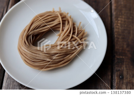 煮之前是健康的糙米麵;無麩質麵條 煮之前是健康的糙米麵;無麩質麵條 138137380