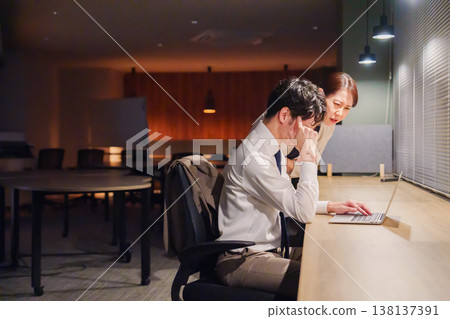 一位批評工作到深夜的女老闆 一位批評工作到深夜的女老闆 138137391