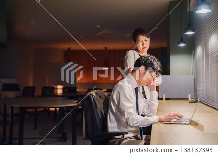 一位批評工作到深夜的女老闆 一位批評工作到深夜的女老闆 138137393