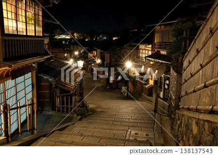 Kyoto - Ninenzaka (Ninen-zaka) at night Kyoto - Ninenzaka (Ninen-zaka) at night 138137543