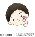 一幅手繪插圖，描繪了一個男孩用手指比劃出心形。 138137557