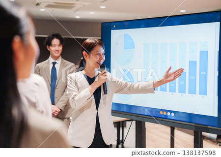 一位微笑的女士正在做演講。 一位微笑的女士正在做演講。 138137598