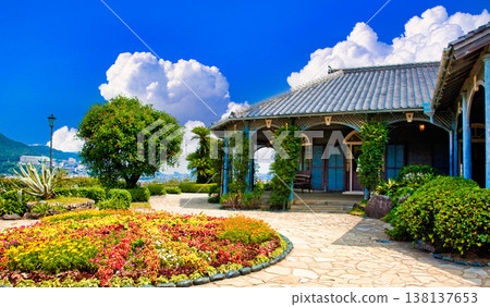 由長崎格洛弗花園和積雨雲組成的合成圖像。 138137653