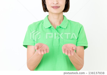 中年女性認證護理員 中年女性認證護理員 138137838