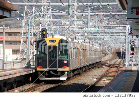 一列火車經過近鐵東花園站,花園橄欖球場就位於該站內。 一列火車經過近鐵東花園站,花園橄欖球場就位於該站內。 138137952