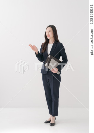 一位微笑的女商人正在進行自我介紹 一位微笑的女商人正在進行自我介紹 138138081