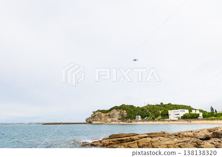 Coastline around Engetsu Island and an airplane (Shirahama Town, Wakayama Prefecture) Coastline around Engetsu Island and an airplane (Shirahama Town, Wakayama Prefecture) 138138320