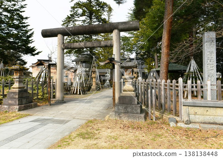 [米澤市鬆上崎公園：鬆上崎神社 - 入口大門及神社名稱標誌] 138138448