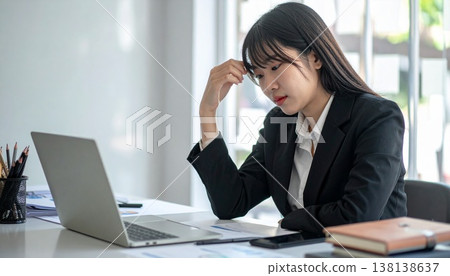日本女性在辦公室遇到難題 01 日本女性在辦公室遇到難題 01 138138637