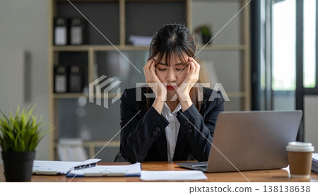 日本女性在辦公室掙扎 02 138138638