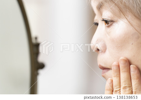 Senior women who are troubled by wrinkles and sagging skin due to aging Senior women who are troubled by wrinkles and sagging skin due to aging 138138653