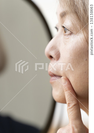 因老化而飽受皺紋和皮膚鬆弛困擾的老年女性 138138663