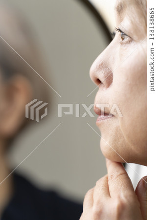 Senior women who are troubled by wrinkles and sagging skin due to aging Senior women who are troubled by wrinkles and sagging skin due to aging 138138665