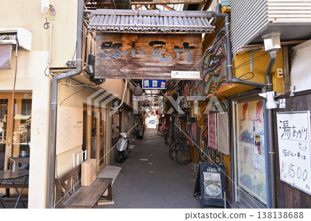 [Oita Prefecture/Beppu Onsen] Entrance sign and scenery of Takegawara Alley 138138688
