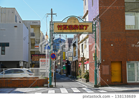 [Oita Prefecture/Beppu Onsen] Scenery at the entrance to Takegawara Onsen Yokocho 138138689