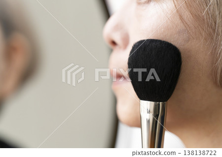 老年婦女化妝 138138722
