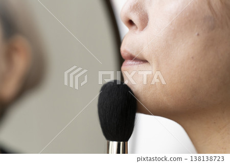 老年婦女化妝 138138723