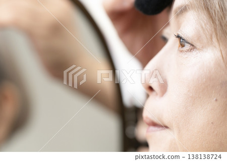 老年婦女化妝 138138724
