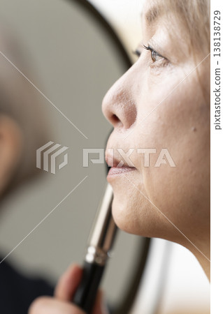 老年婦女化妝 老年婦女化妝 138138729
