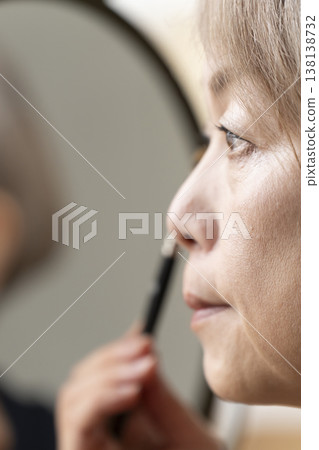 老年婦女化妝 老年婦女化妝 138138732