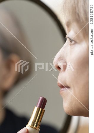老年婦女化妝 老年婦女化妝 138138733