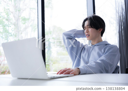 The image of a student struggling and feeling overwhelmed because they don't understand the lessons at a university campus or cram school. 138138804