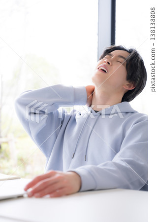 The image of a student struggling and feeling overwhelmed because they don't understand the lessons at a university campus or cram school. 138138808