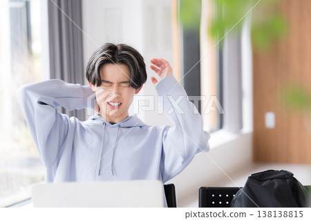 畫面中,一名學生因為不理解大學校園或補習班的課程而感到掙扎和不知所措。 畫面中,一名學生因為不理解大學校園或補習班的課程而感到掙扎和不知所措。 138138815