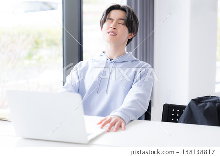 The image of a student struggling and feeling overwhelmed because they don't understand the lessons at a university campus or cram school. 138138817