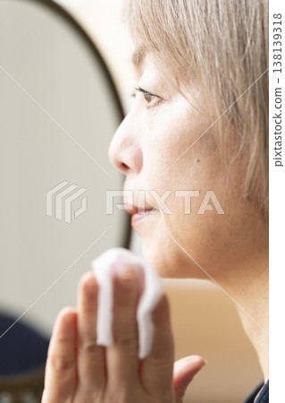 老年婦女化妝 138139318