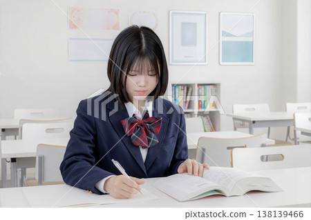 女學生在教室裡學習 女學生在教室裡學習 138139466