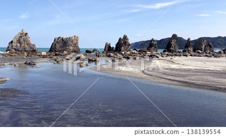 Wakayama Prefecture: Hashigui-iwa Rocks / A spectacular sight of giant rocks lined up like bridge piers [Kii-Kumano National Park] Kushimoto Town 138139554