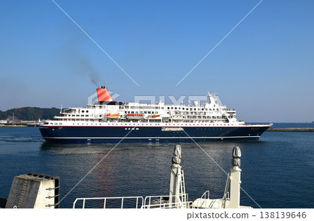 The cruise ship Nippon Maru departed from Fujiwara Pier in Miyako City. 138139646