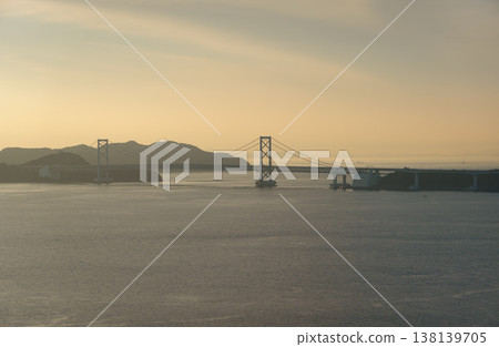 從淡路島南淡路市福倉眺望鳴門大橋（傍晚）。 138139705