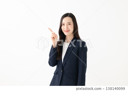 微笑的女商人 138140099