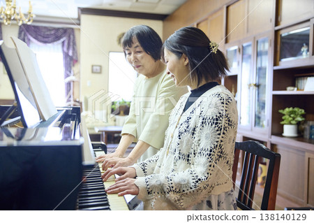 鋼琴工作室課程：成人女性與老年教師 138140129