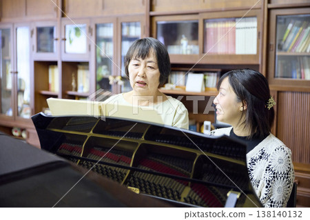 鋼琴工作室課程:成人女性與老年教師 鋼琴工作室課程:成人女性與老年教師 138140132