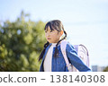 小學女孩背著書包 138140308