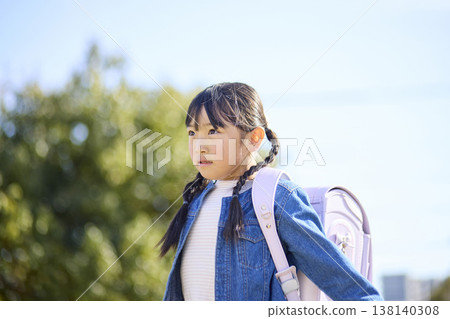 小學女孩背著書包 小學女孩背著書包 138140308