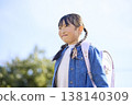 小學女孩背著書包 138140309