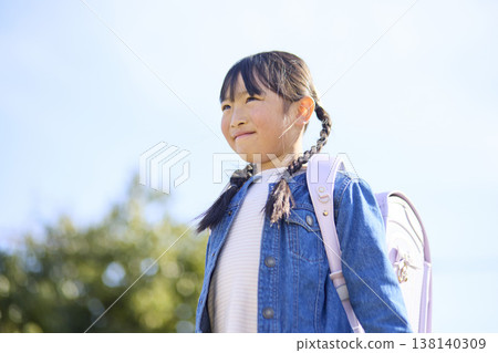 小學女孩背著書包 小學女孩背著書包 138140309