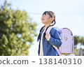 小學女孩背著書包 138140310