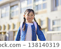 一個背著書包的小學生小女孩放學回家。 138140319