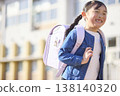 一個背著書包的小學生小女孩放學回家。 138140320
