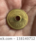 你手掌中的一枚五日元硬幣 138140712